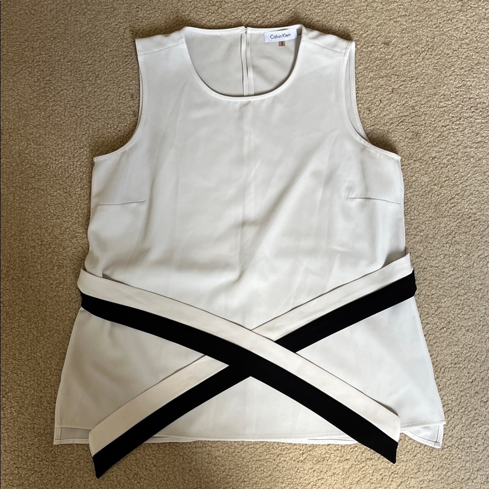 Calvin Klein Elegant  SleevelessCream blouse with Black Accents